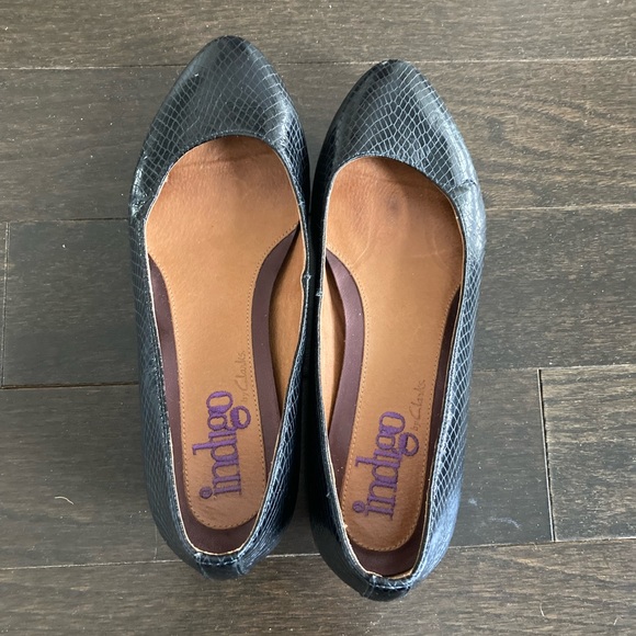 Super Comfy Indigo by Clark’s Black Flats - Picture 2 of 3